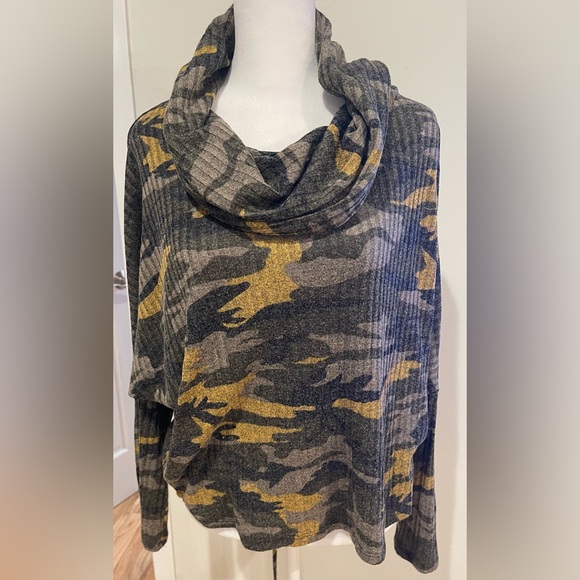 Lu Bella Tops - Green Camo Print, Cowl Neck Lace Up Back Top Size Medium Made In USA